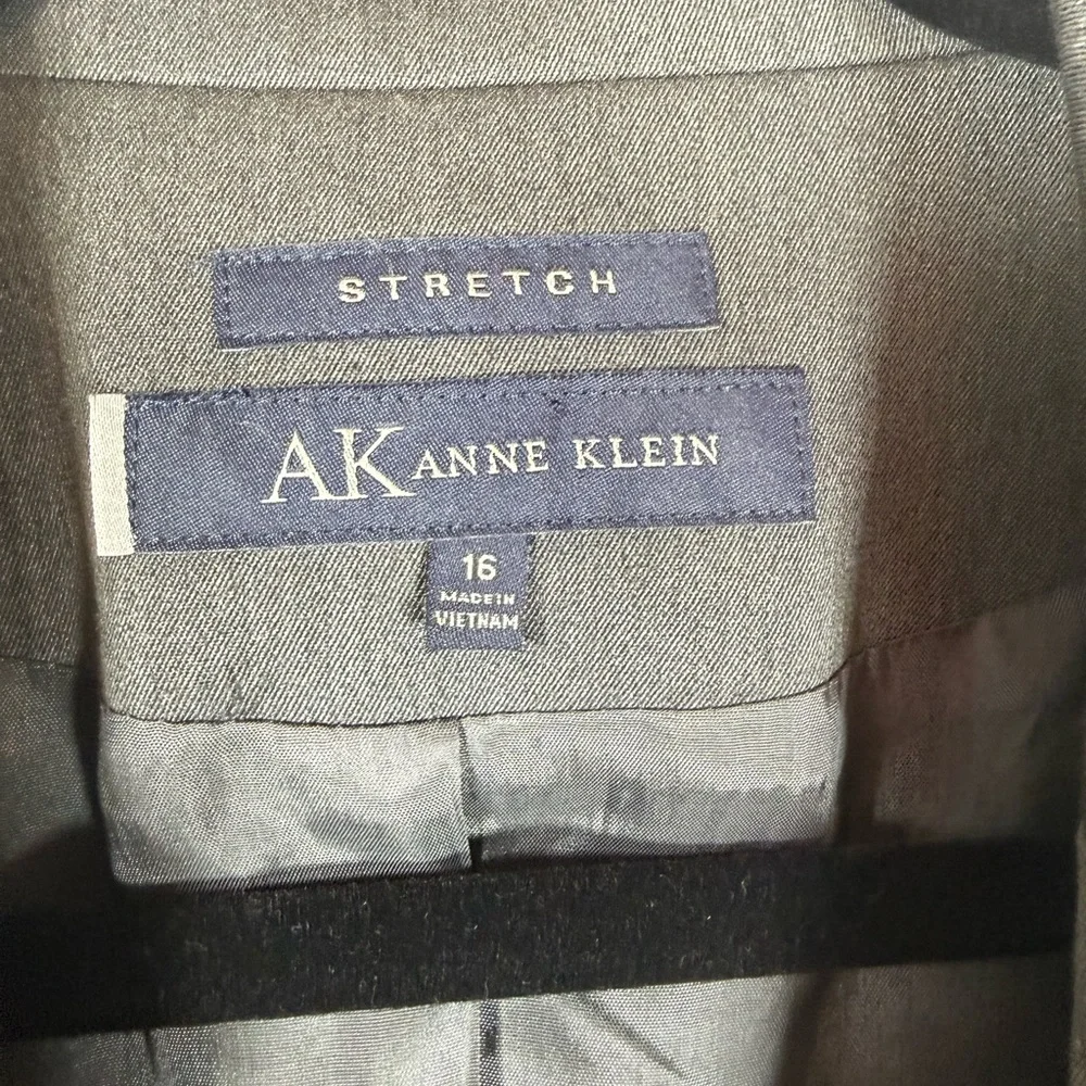Anne Klein Charcoal Blazer. Size 16. Beautiful Blazer